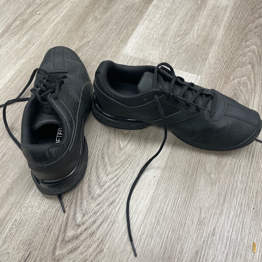 Men’s Puma size 9 shoes like new